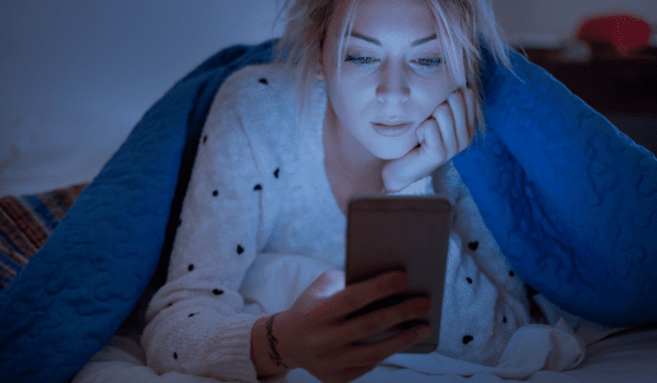 Ήξερες ότι το blue light σου καταστρέφει τον ύπνο; Μάθε όλη την αλήθεια!photo